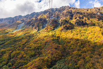 日本の風景・秋　紅葉の立山黒部アルペンルート　立山ロープウェイからの絶景