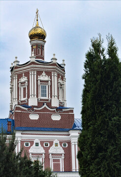 Solotcha is an exclave district of Ryazan on the high sandy bank of a forest river, surrounded by coniferous Meshchera forests with architectural and natural monuments.