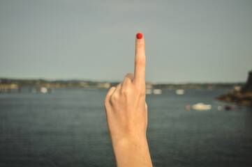 mano de mujer señalando el numero uno