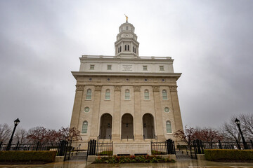 Obraz premium Nauvoo IL temple with fog