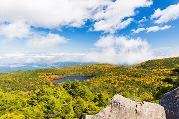 日本の風景・秋　長野県佐久穂町　紅葉の北八ヶ岳　高見石からの眺望