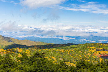 日本の風景・秋　長野県佐久穂町　紅葉の北八ヶ岳　高見石からの眺望