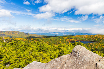 日本の風景・秋　長野県佐久穂町　紅葉の北八ヶ岳　高見石からの眺望