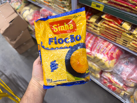 BELO HORIZONTE, MG/BRAZIL, JANUARY, 06, 2026: A hand holding a package of Simba Flocao in a grocery store aisle