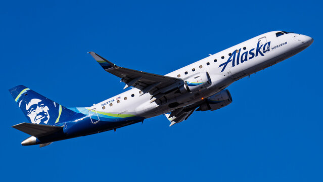 sky harbor airport 1-11-2026 Phoenix, AZ USAAlaska Airlines Embraer ERJ-175 N633QX opetated by Horizon Air departure from runway 7L at Phoenix Sky Harbor Intl. Airport.