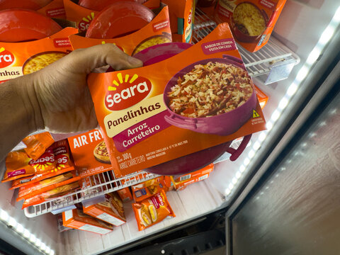 BELO HORIZONTE, MG/BRAZIL, JANUARY, 06, 2026: A hand holding a package of Seara Panelinhas in a freezer