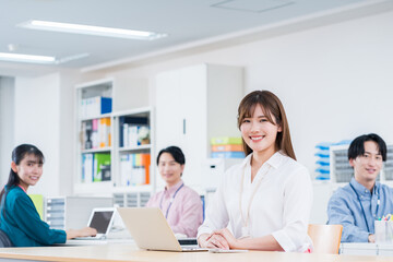 Obraz premium オフィスで仕事をするビジネスマン。