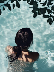 水中の女性の背中