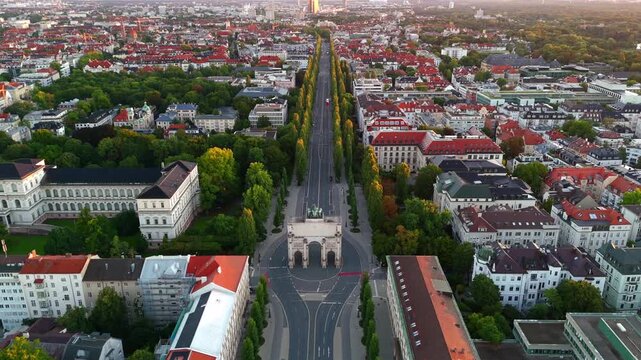 Aerial Ansicht des Siegestors in Muenchen, Triumphbogen, Bavaria mit Loewen, Ludwigstrasse, Leopoldstrasse, historisches Stadtzentrum, optimal fuer Luftaufnahmen, Reise- und Architekturvideos