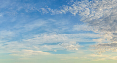 Obraz premium Vast Blue Sky With Soft Clouds Over Calm Horizon at Sunrise or Sunset