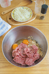 豚ひき肉で作るハンバーグ｜豚ひき肉とパン粉と生卵と玉ねぎ