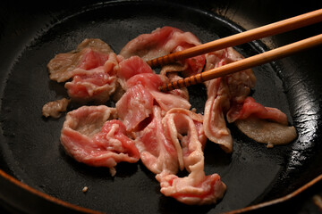 豚肉を炒めている様子