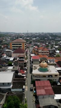 Aerial view of the ITS PKU Solo campus building with its modern architecture standing amid urban surroundings, blending educational facilities with the city landscape and greenery.