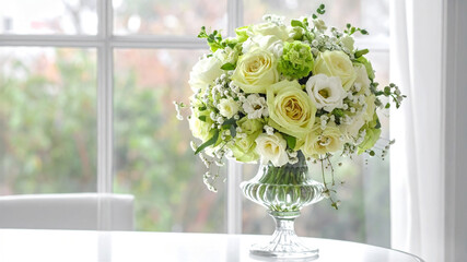 ペールグリーンとホワイトのフラワーアレンジメント