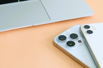 2台のスマホとパソコン　データ移行　情報の共有　16:9