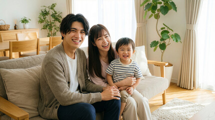 リビングでくつろぐ親子