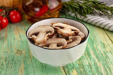 Sliced raw brown royal champignon