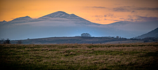 paisajes hermosos al amanecer con luces vespertinas