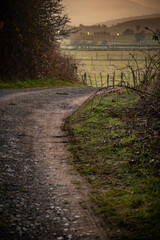 Naklejka premium paisajes hermosos al amanecer con luces vespertinas