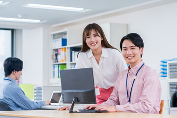 Obraz premium オフィスで働くビジネスマン