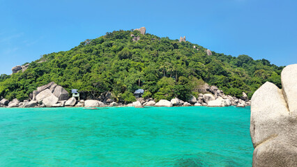 Obraz premium Koh Nang Yuan Island with clear turquoise water and granite boulders, Surat Thani, Thailand, Southeast Asia.