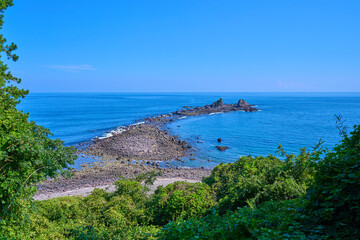 夏の神奈川県真鶴町の真鶴岬の歩道上から三ツ石と相模湾を見る