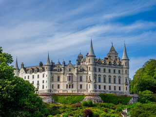 Obraz premium Dunrobin Castle in Scotland rising above gardens