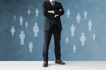 Obraz premium 人間関係に悩むスーツを着た男性のイメージ画像