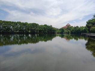 Obraz premium The advantages of Semarang mangrove tourism are for environmental education, coastal conservation, and family recreation with attractive facilities, such as contemporary photo spots, local culinary de