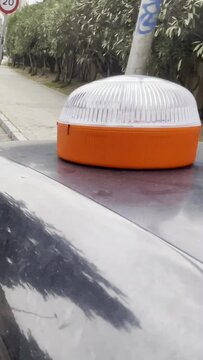 Baliza V16 de coche obligatoria, homologada y geolocalizable para aver&iacute;a y accidente conectada con dft para ubicaci&oacute;n gps