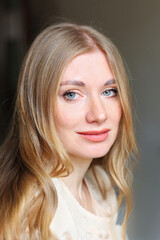 Naklejka premium Natural feminine portrait ideal for beauty wellness lifestyle and personal branding concepts