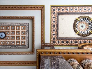 Obraz premium Detailed Islamic Wall Art with Geometric Patterns and Marble Pillars