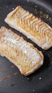 Filets de julienne dor&eacute;s en cuisson &agrave; la po&ecirc;le