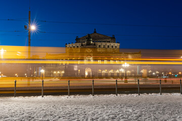 Strassenbahn vor der Semperoper in Dresden