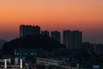 Obraz premium Urban cityscape panorama of the Los Angeles and Seattle skylines at sunset featuring downtown skyscrapers under a glowing dusk sky