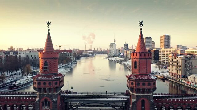 Winter in Berlin mit minus Temperatur und Eis. Oberbaumbr&uuml;cke. Deutschland