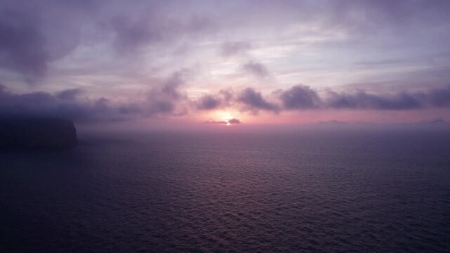 Drone coucher de soleil au-dessus des nuages de Majorque