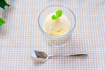 バニラアイスとミントの爽やかな夏スイーツ