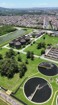 Ind&uacute;stria de saneamento com tanques de tratamento de &aacute;gua e esgoto, evidenciando infraestrutura ambiental, processos biol&oacute;gicos, controle de efluentes e gest&atilde;o sustent&aacute;vel dos recursos