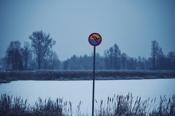 znak ,zakaz kąpieli,zbiornik wodny,zima  © Marcin Łazarczyk