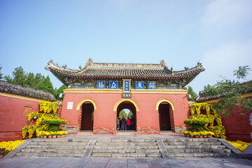 Obraz premium ancient architectural complex of Tai Hao Fuxi Ling Temple in Zhoukou City, Henan Province, was built to commemorate the first of the Three Sovereigns, Fuxi, the ancestor of the Huaxia people. 