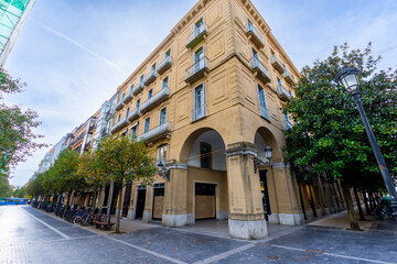 Obraz premium San sebastian city street with historic buildings and archways