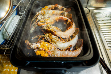 伊勢海老を蒸し焼きにする