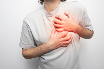 Zawał serca, b&oacute;l w klatce piersiowej spowodowany zawałem serca. 