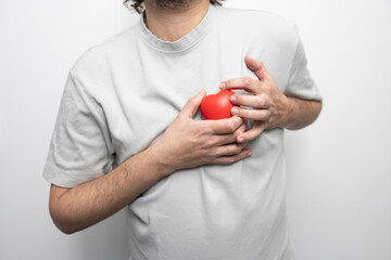 Zawał serca, b&oacute;l w klatce piersiowej spowodowany zawałem serca.