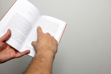 Męskie dłonie trzymające książkę
