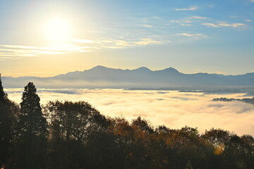 山本山高原から望む紅葉と雲海の風景（新潟県小千谷市）