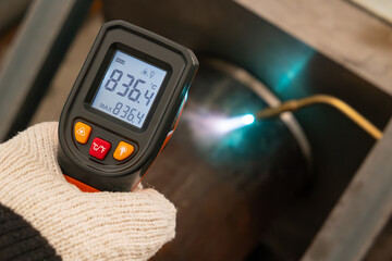 measuring the temperature of the iron tube heated by a musket