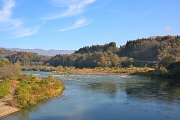 秋の野沢温泉村を流れる千曲川と紅葉（長野県野沢温泉村）