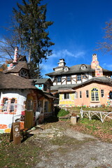 長野市にあるレンガ造りの建物と紅葉の風景（長野県長野市）